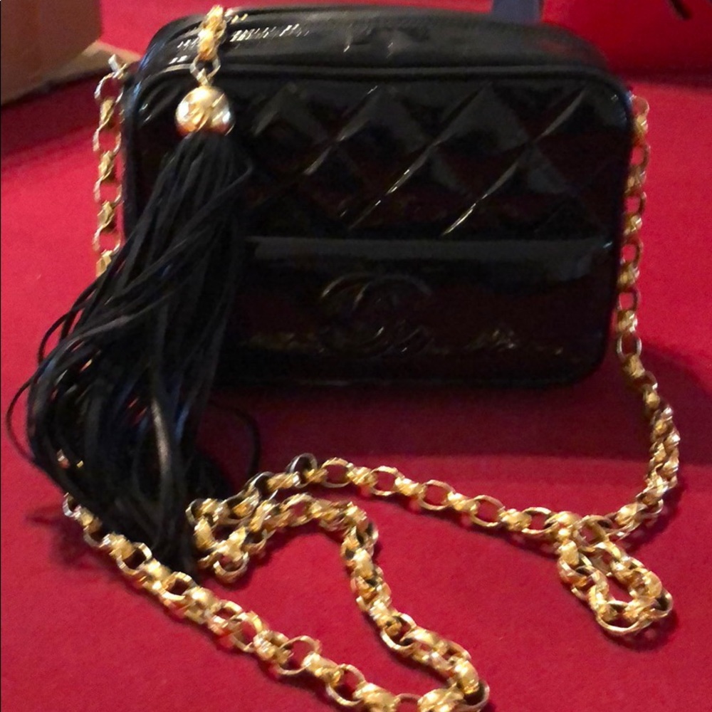 CHANEL Black patent leather/Gold shoulder bag
